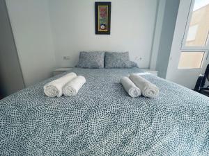 a bedroom with a bed with towels on it at Villa Buenavista, Costa Cálida in Águilas