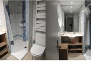y baño con aseo y lavamanos. en St Raphaël 37m2, piscine, wifi, commerces mer 5mn à pieds, en Saint-Raphaël