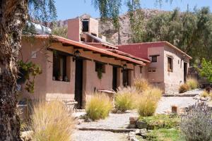 an old house in the middle of the desert at Posada Suri Huasi in Tilcara