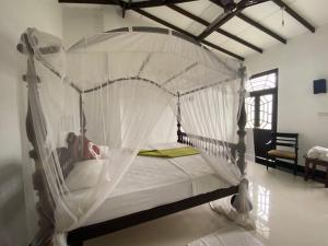 een bed met een net in een kamer bij Saman Resort Yala in Tissamaharama