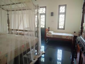 1 dormitorio con 2 literas y 2 ventanas en Saman Resort Yala, en Tissamaharama