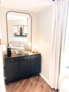 - une salle de bains avec une commode noire et un miroir dans l'établissement Cozy Mountain View Condo, à Vernon Township
