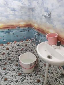 Koupelna v ubytování Vibrant 1 BHK Studio House Park Views@ Begurwoods + 8 fotografií