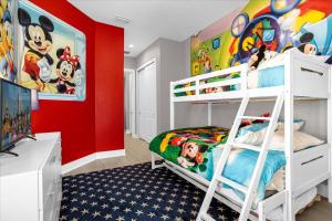 um quarto com 2 beliches e uma parede vermelha em Magical Vacation Home 3 min from Disney em Orlando