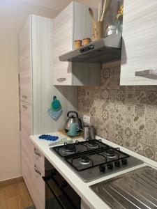 a kitchen with a stove top oven in a kitchen at La Casetta sul mare - Alloggio turistico in Fiumicino