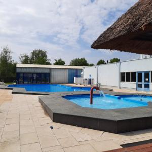 a swimming pool with a water fountain in the middle at De Vecht, 124 - centraal gelegen aan vijver in Gramsbergen