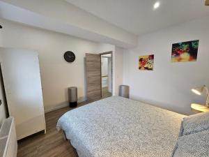 Ein Bett oder Betten in einem Zimmer der Unterkunft Appart'Hôtel Trazegnies
