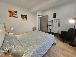 Ein Bett oder Betten in einem Zimmer der Unterkunft Appart'Hôtel Trazegnies