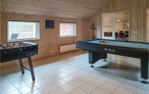 Pokój ze stołem bilardowym i lustrem w obiekcie Nice Home In Kpingsvik With Sauna w mieście Grönskog