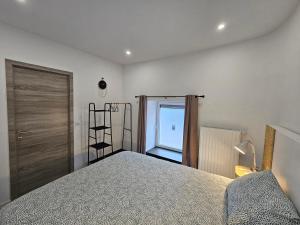 Ein Bett oder Betten in einem Zimmer der Unterkunft Appart'Hôtel Trazegnies