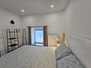 Ein Bett oder Betten in einem Zimmer der Unterkunft Appart'Hôtel Trazegnies