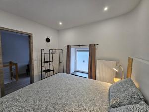 Ein Bett oder Betten in einem Zimmer der Unterkunft Appart'Hôtel Trazegnies