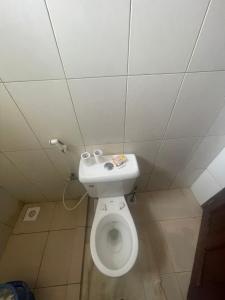 - une salle de bains avec des toilettes blanches dans une cabine dans l'établissement Maimoon homes, à Malindi