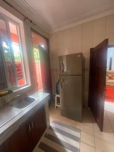 een keuken met een roestvrijstalen koelkast en een wastafel bij Maimoon homes in Malindi