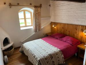- une chambre dotée d'un lit avec une couverture rouge et blanche dans l'établissement Hostería Hotel Cuello de Luna - Cotopaxi - Country Inn, à Lasso