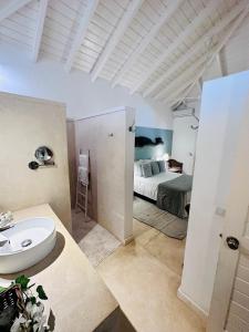 Koupelna v ubytování Villa avec piscine privée dans hôtel et breakfast