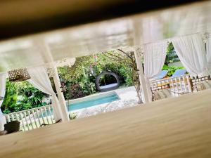 Bazén v ubytování Villa avec piscine privée dans hôtel et breakfast nebo v jeho okolí