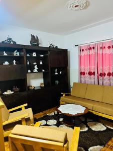 蓬塔杜索爾的住宿－Casa BB&Djassi，客厅配有沙发和桌椅