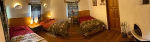 - une chambre avec 2 lits et un canapé dans l'établissement Hostería Hotel Cuello de Luna - Cotopaxi - Country Inn, à Lasso