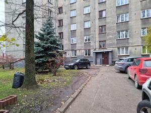 un albero di Natale in un parcheggio di fronte a un edificio di City Inn 3 bedrooms Apartment next to Dom square a Riga