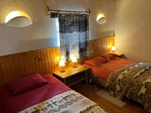 - une chambre avec 2 lits, 2 lampes et une fenêtre dans l'établissement Hostería Hotel Cuello de Luna - Cotopaxi - Country Inn, à Lasso
