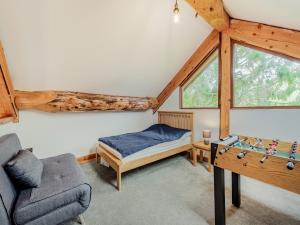 um quarto com uma cama e uma mesa com um tabuleiro de xadrez em Hollacombe Lodge em Colebrooke