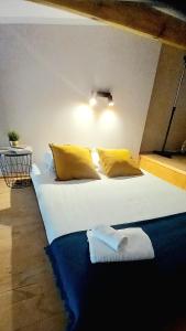 Ένα ή περισσότερα κρεβάτια σε δωμάτιο στο Hola Apartamenty Nawrot