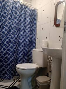 y baño con aseo y lavamanos. en Casa paraíso Paraty, en Paraty