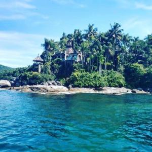 een huis op een eiland in het water bij Casa paraíso Paraty in Paraty