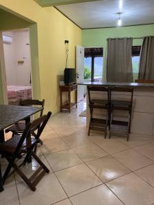 een keuken met een tafel en stoelen in een kamer bij Casa paraíso Paraty in Paraty