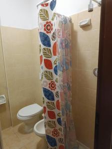 uma casa de banho com um WC e uma cortina de chuveiro em la casina accogliente em Pisa