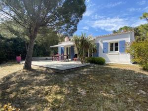 Biały dom z drzewem i patio w obiekcie Villa bord de mer, 10 pers, 5 chbres, proche plage, jardin privé, Wifi, animaux ok - FR-1-246A-207 w mieście Saint-Georges-dʼOléron