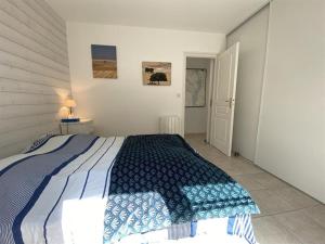 Łóżko lub łóżka w pokoju w obiekcie Villa bord de mer, 10 pers, 5 chbres, proche plage, jardin privé, Wifi, animaux ok - FR-1-246A-207