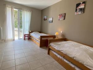 sypialnia z dwoma łóżkami i oknem w obiekcie Villa bord de mer, 10 pers, 5 chbres, proche plage, jardin privé, Wifi, animaux ok - FR-1-246A-207 w mieście Saint-Georges-dʼOléron