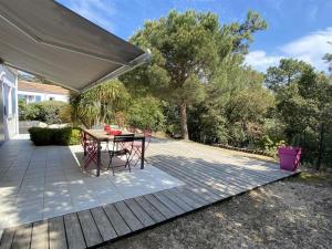 Ogród w obiekcie Villa bord de mer, 10 pers, 5 chbres, proche plage, jardin privé, Wifi, animaux ok - FR-1-246A-207