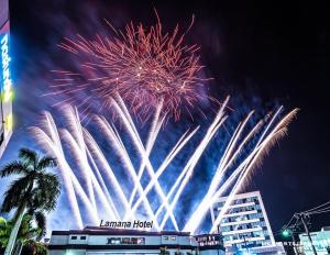 un espectáculo de fuegos artificiales en el cielo sobre una ciudad en Lamana Hotel, en Port Moresby