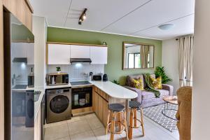 バリートにある572 Ballito Hillsのキッチン、リビングルーム(ソファ付)