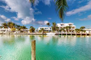 une grande étendue d'eau avec des maisons et des palmiers dans l'établissement R & R Retreat, à Key Colony Beach