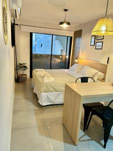 1 dormitorio con 1 cama y escritorio con escritorio en ZOE PREMIUM Tucuman excelente ubicación luminoso en San Miguel de Tucumán