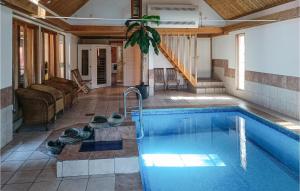 uma grande piscina numa casa com em Amazing Home In Kpingsvik With Sauna em Köpingsvik