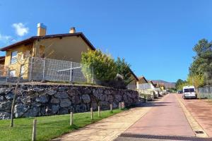 eine Steinmauer vor einem Haus in der Unterkunft Dúplex rodeado de naturaleza, bodegas e historia in Sojuela