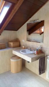 ein Badezimmer mit Waschbecken und Spiegel in der Unterkunft Dúplex rodeado de naturaleza, bodegas e historia in Sojuela