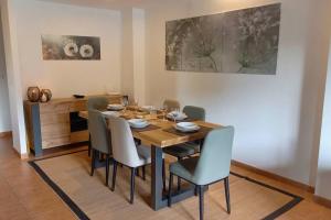 a dining room with a wooden table and chairs at Dúplex rodeado de naturaleza, bodegas e historia in Sojuela