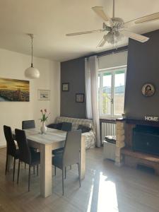 uma sala de estar com uma mesa e cadeiras e um sofá em Le Giare House em Grezzana
