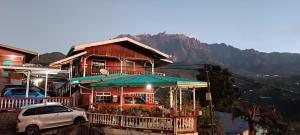 Kampong KundassanにあるAlmeera Homestay 2の前に車が駐車されている家