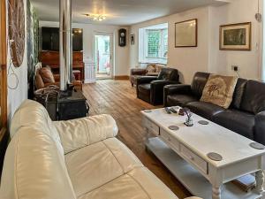 een woonkamer met een bank en een tafel bij Marsh Cottage in Stockbridge
