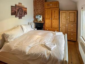 een slaapkamer met een groot bed in een kamer bij Marsh Cottage in Stockbridge