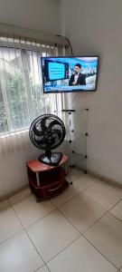 Una televisión o centro de entretenimiento en Apartamento Na Ilha Porchat