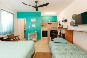 1 dormitorio con 1 cama y cocina en Casa paz en Isla Mujeres