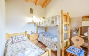 1 dormitorio con 2 literas y escalera en Casa Giglio Rosso, en Sovramonte